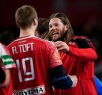Værelseskammeraterne René Toft Hansen og Mikkel Hansen (med front mod kameraet) lægger an til en hurrakrammer efter sejren over Ungarn. De problemer, der måtte være på holdet, drøfter de på hovedpuden, når det kniber med at falde i søvn.
   