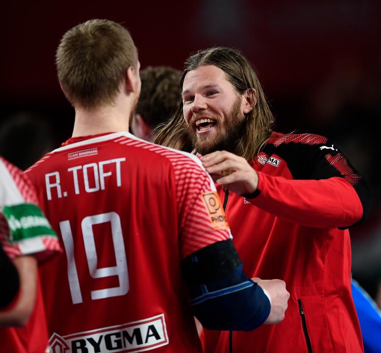 Værelseskammeraterne René Toft Hansen og Mikkel Hansen (med front mod kameraet) lægger an til en hurrakrammer efter sejren over Ungarn. De problemer, der måtte være på holdet, drøfter de på hovedpuden, når det kniber med at falde i søvn.
   