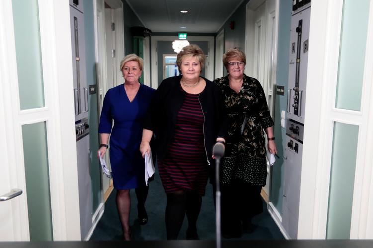 Norges statsminister, Erna Solberg, i midten, præsenterede tidligere i dag Norges nye regering flankeret af Fremskrittspartiets leder, Siv Jensen, (tv.) og Venstres partileder, Trine Skei Grande. 