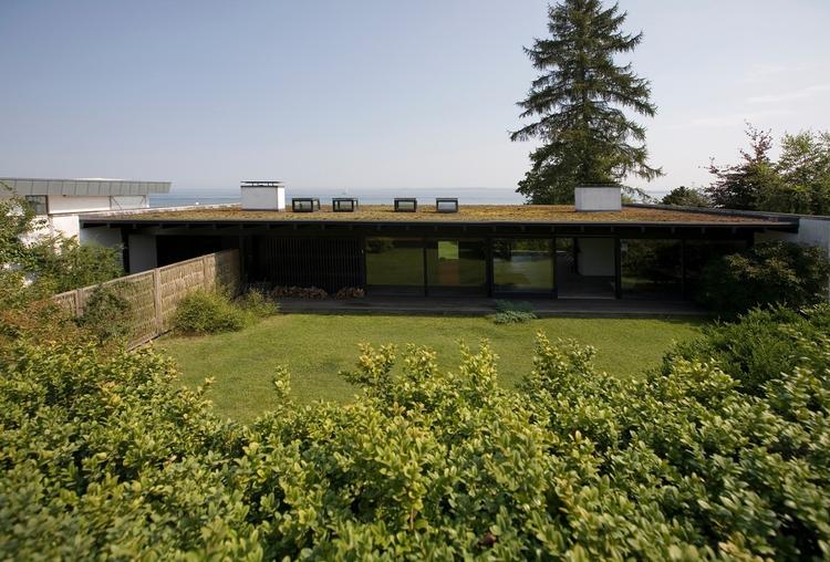 Da Realdania i 2012 satte arkitekten Halldor Gunnløgssons villa i Rungsted i stand, valgte man at skille sig af med alle de løse møbler, som Gunnløgsson havde indrettet villaen med. 