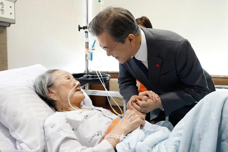 Sydkoreas præsident Moon Jai-in ses her sammen med en tidligere koreansk 'glædespige'.  