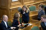 Enhedslistens forslag, om modregning i vederlaget, skydes ned i Folketinget. Partiets Pelle Dragsted (til venstre i billedet): »Eftervederlaget skal være et sikkerhedsnet for dem, der har behov for hjælp i en overgang, når de stopper som fuldtidspolitikere – og ikke en ekstra portion penge fra skatteyderne til dem, der i forvejen tjener godt«. 