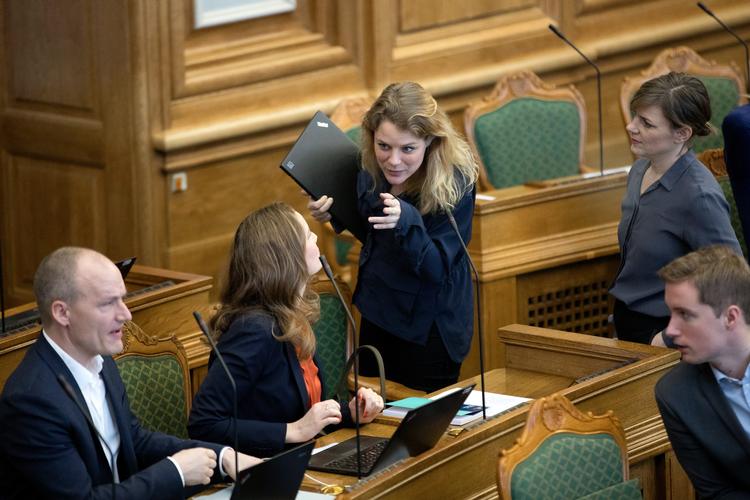 Enhedslistens forslag, om modregning i vederlaget, skydes ned i Folketinget. Partiets Pelle Dragsted (til venstre i billedet): »Eftervederlaget skal være et sikkerhedsnet for dem, der har behov for hjælp i en overgang, når de stopper som fuldtidspolitikere – og ikke en ekstra portion penge fra skatteyderne til dem, der i forvejen tjener godt«. 