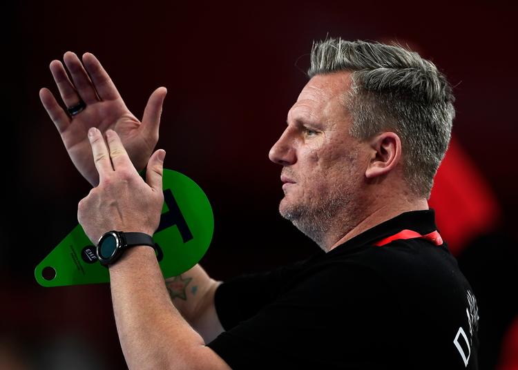 Landstræner Nikolaj Jacobsen er en snu mand, der kan få varm luft til at ligne seriøse overvejelser. Men i virkeligheden holder han kortene tæt ved kroppen og røber intet om sine taktiske planer og overvejelser.
   