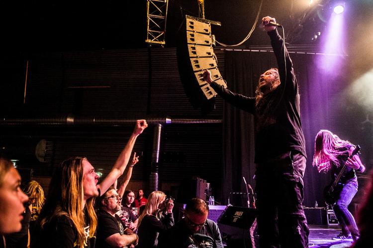 Her ses det svenske dødsmetal-band 'Entombed' på scenen en onsdag aften i 2016 i Amager Bio.    