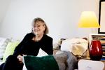 Lone Severinsen ser meget lidt tv, men betaler 5.640 kroner for tv-pakker hvert år. Nu skulle det være slut med en ny lov, som trådte endeligt i kraft 1. januar. Men det frie valg er udskudt på ubestemt tid.   