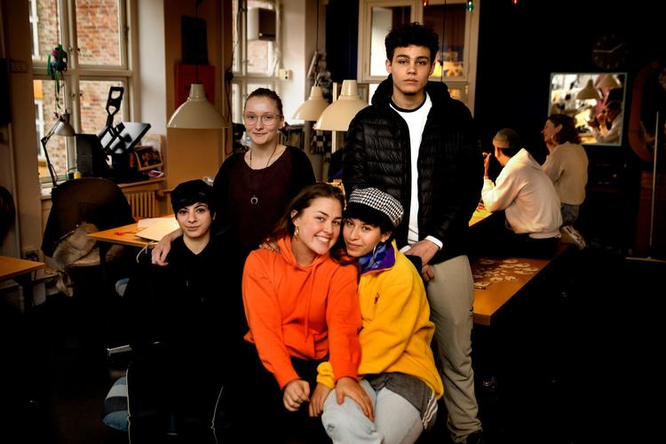 De unge på produktionsskolen KUBA i København mener, at det er urealistisk at forestille sig en virkelighed, hvor intimt og privat materiale ikke længere  deles.

    Bagerst fra venstre
Zahra Gheribawi, 20 år,
Dominika Lis, 20 år,
Loke Owusu-Ansah, 19 år

Foran fra venstre
Mathilde Seitzberg, 17 år. Yasmin Osliai, 17 år.



1000 unge mennesker er sigtet for deling af børneporno, hvordan reagerer andre unge på nyheden?
   