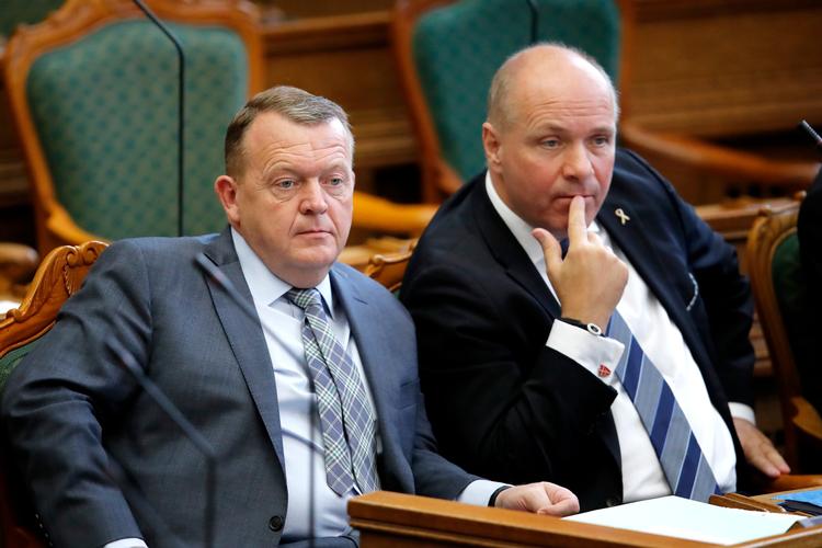 Statsminister Lars Løkke Rasmussen (tv) havde ikke stor lyst til at forklare yderligere om sit gratis ferieophold i 2016 i Skagen efter Folketingets spørgetime. Foto: Jens Dresling 