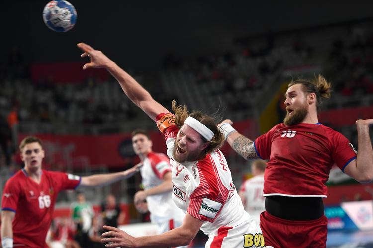 Mikkel Hansen scorer.
   