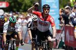 André Greipel jubler over sin 17. etapesejr i Tour Down Under. Foto: Tour Down Under. 
