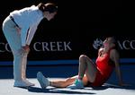 I 2. sæt var der stort drama, da Simona Halep vred om på foden og sad på banen, mens dommeren forsøgte at få at vide, hvor alvorligt det var.
    