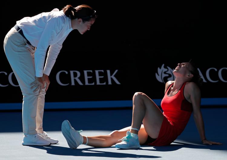 I 2. sæt var der stort drama, da Simona Halep vred om på foden og sad på banen, mens dommeren forsøgte at få at vide, hvor alvorligt det var.
    