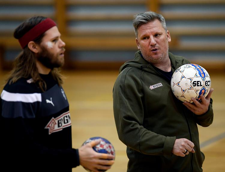 Mikkel Hansen og Nikolaj Jacobsen  ved aftentræningen.
   