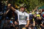 Caleb Ewan jubler over sejren på 2. etape i Tour Down Under, og bag ham er holdkammeraten Daryl Impey på andenpladsen mindst ligeså begejstret. Foto: Tour Down Under/John Veage). 