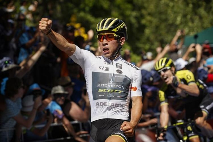 Caleb Ewan jubler over sejren på 2. etape i Tour Down Under, og bag ham er holdkammeraten Daryl Impey på andenpladsen mindst ligeså begejstret. Foto: Tour Down Under/John Veage). 