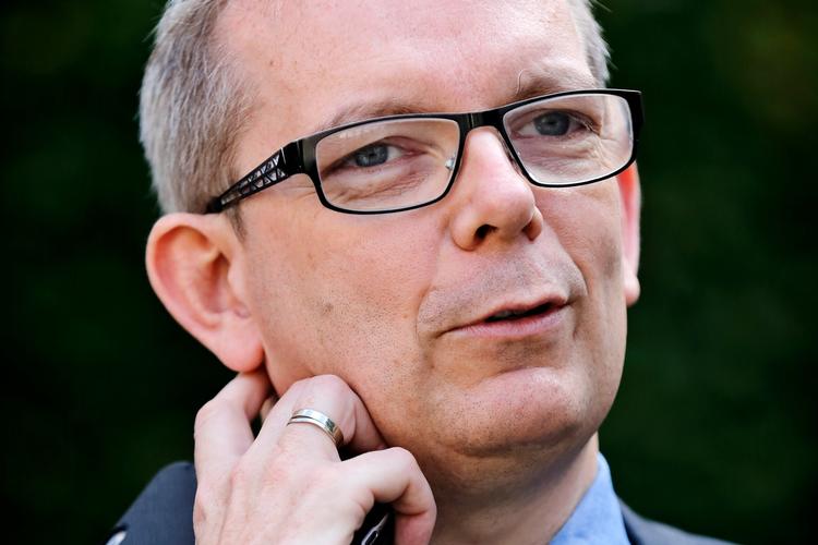 »Regeringen har slået sig op på, at vi skal have et mere sammenhængende Danmark – med en klar målsætning om, at vores større provinsbyer skulle tilgodeses langt mere i forhold til statslige arbejdspladser. Men det bliver de jo ikke«, siger Dansk Folkepartis Hans Kristian Skibby.
   