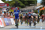 Elia Viviani vinder sikkert spurten på 3. etape i Tour Down Under foran tyskeren Phil Bauhaus (t.h.), mens den australske indehaver af førertrøjen Caleb Ewan på tredjepladsen er skjult bag den italienske sejrherre. Foto: Tim De Waele/Getty Images. 
