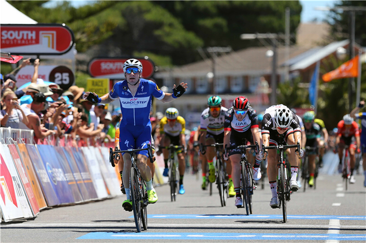 Elia Viviani vinder sikkert spurten på 3. etape i Tour Down Under foran tyskeren Phil Bauhaus (t.h.), mens den australske indehaver af førertrøjen Caleb Ewan på tredjepladsen er skjult bag den italienske sejrherre. Foto: Tim De Waele/Getty Images. 