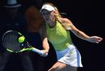 Efter to overlevede matchbolde i anden runde mod kroaten Jana Fett skal Caroline Wozniacki i morgen møde hollænderen Kiki Bertens. 