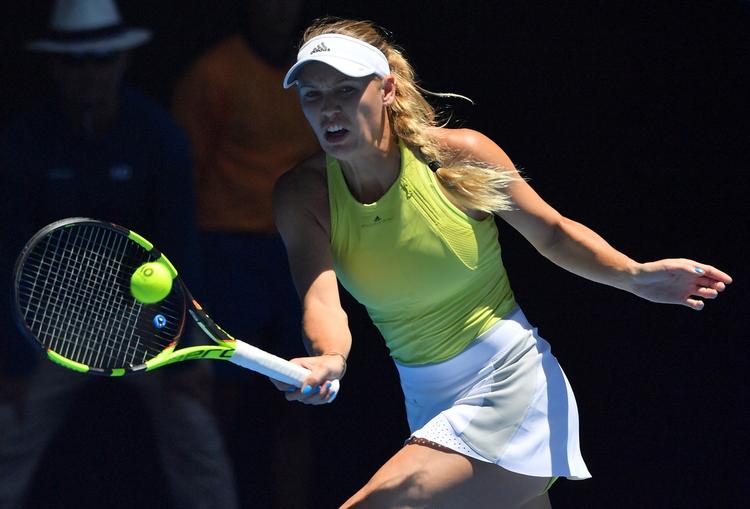 Efter to overlevede matchbolde i anden runde mod kroaten Jana Fett skal Caroline Wozniacki i morgen møde hollænderen Kiki Bertens. 