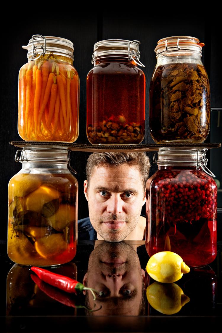Jakob Jønck er grundlægger af Simple Feast - et måltidskoncept med det mål at erobre hele verden med grønne måltider. 
     