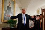 Præsident Donald Trump hilser gæster velkommen i Det Hvide Hus 7. marts 2017. 
    (AP Photo/Evan Vucci, File)
   /AP