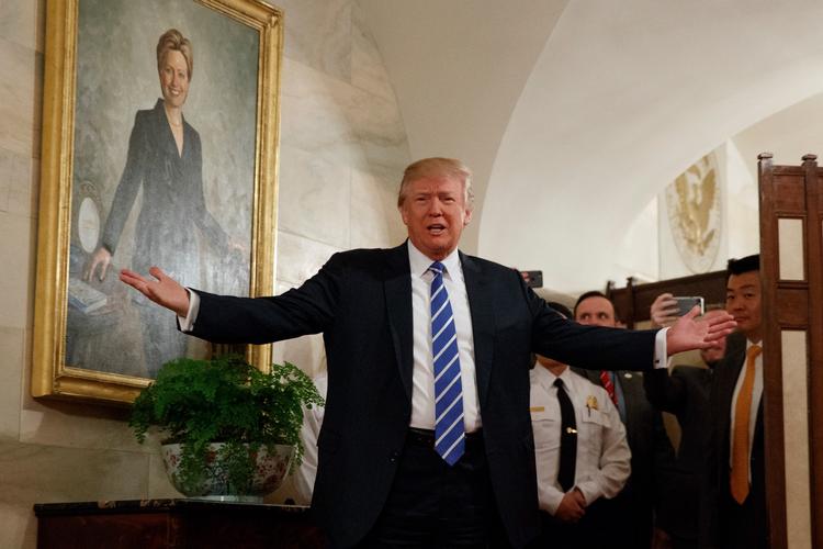 Præsident Donald Trump hilser gæster velkommen i Det Hvide Hus 7. marts 2017. 
    (AP Photo/Evan Vucci, File)
   /AP