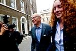 
 Mediemogul Rupert Murdoch og forhenværende chefredaktør på News of the World Rebekah Brooks i 2011, hvor hacking-skandalen blev afsløret.   