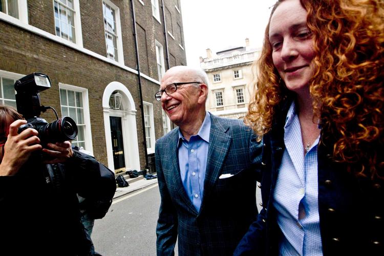 
 Mediemogul Rupert Murdoch og forhenværende chefredaktør på News of the World Rebekah Brooks i 2011, hvor hacking-skandalen blev afsløret.   