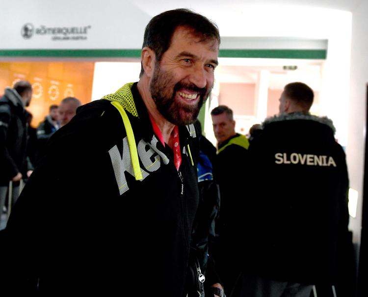 
    Sloveniens landstræner Veselin Vujovic er en hård hund. Engang verdens bedste spiller, og i dag en træner, der dikterer sine spillere til at levere kompromisløst forsvarsspil.
   