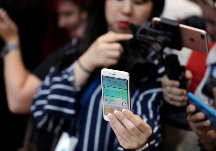 Når en iPhone er mere end et år gammel, kan brugerne så småt begynde at se, at telefonen ikke holder helt så længe på en opladning, som den gjorde, da den var ny. Det forsøgte Apple at rette op på på en klodset måde, som har udløst store protester.  