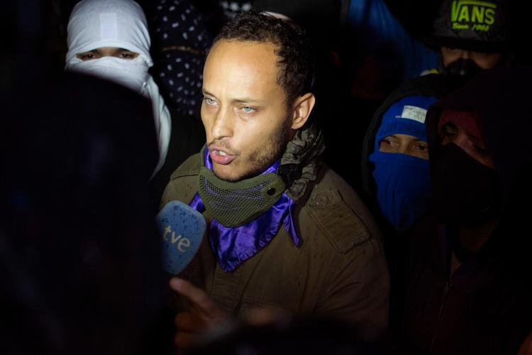 Oscar Pérez blev kendt som rebelsk politimand, da han i juni sidste år fløj hen over Venezuelas højesteret i en stjålet helikopter, smed et par granater og krævede den socialistiske regerings afgang. 