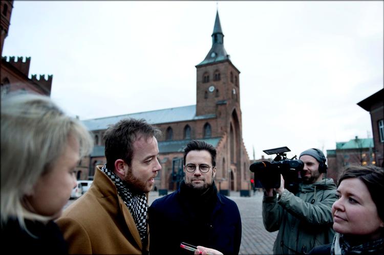 Miljøminister Esben Lunde Larsen og Odenses borgmester Peter Rahbæk Juel fotografet i Odense i går, da det kom frem, at Miljøstyrelsen skal flyttes til byen.  
