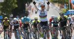 Peter Sagan sejrer overbevisende på 4. etape foran Daryl Impåey (t.h) og Luis León Sanchez med bøjet hoved. Foto: Tour Down Under/John Veage. 
