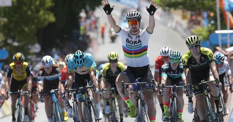 Peter Sagan sejrer overbevisende på 4. etape foran Daryl Impåey (t.h) og Luis León Sanchez med bøjet hoved. Foto: Tour Down Under/John Veage. 