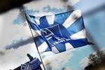 I Lyngby Boldklub håber man i øjeblikket på, at penge fra den engelske Premier League kan løfte klubben ud af krisen.
   