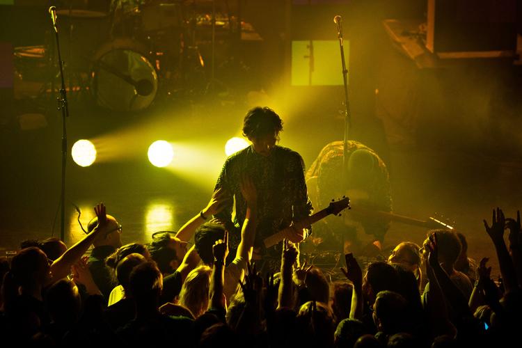 WhoMadeWho ses her under en koncert i Vega. 