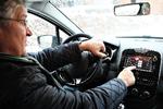 Jesper Sølund fra Rådet for Sikker Trafik demonstrerer en af de betjeningsskærme, der kan være med til at tage opmærksomheden væk fra vejen, når man kører bil.  