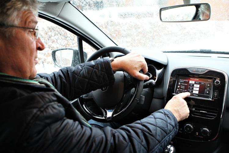 Jesper Sølund fra Rådet for Sikker Trafik demonstrerer en af de betjeningsskærme, der kan være med til at tage opmærksomheden væk fra vejen, når man kører bil.  