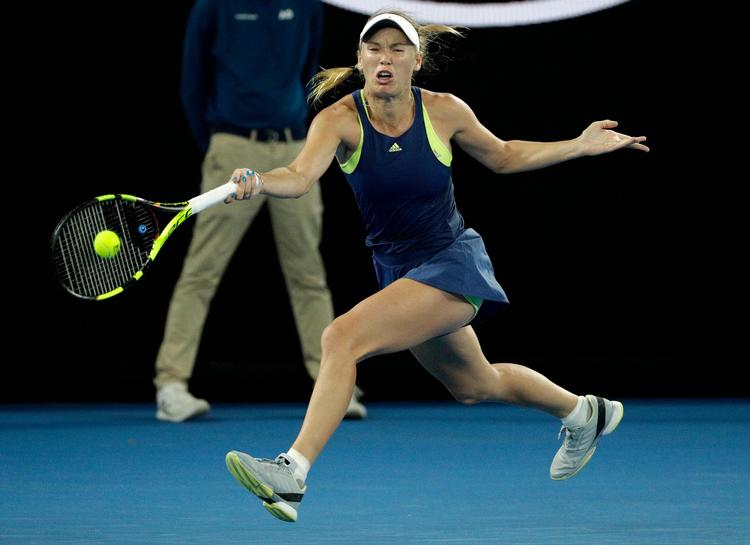 Caroline Wozniacki tog en klar sejr over Kiki Bertens, men hun lod sig let irritere over dommerens kendelser.
   
