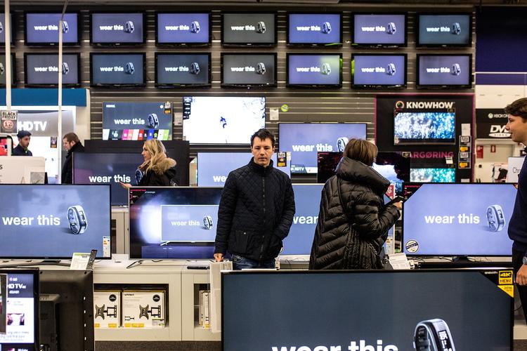 Det er ikke TV-underholdningen vi sparer på i privatøkonomien, her vil de fleste hellere  udvide TV-pakker og streamingtjenester end at luge ud i flimmeret.  Arkivfoto Ivan Riordan Boll/POLFOTO