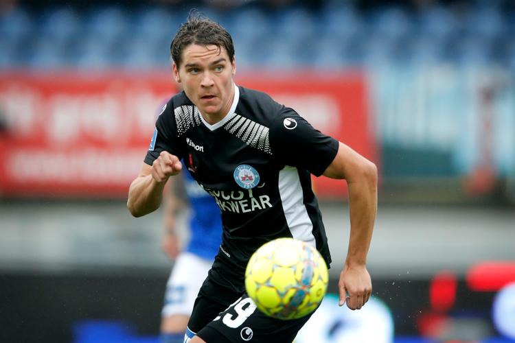  Robert Skov kan spille de tre pladser lige bag angriberen. Han opererer oftest med udgangsposition i højre side. Tillige er han god til at sparke frispark.  