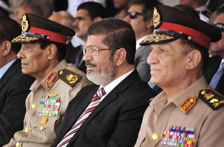 Sami Anan (th.), politiker og tidligere forsvarsminister Hussein Tantawi (tv.) og tidligere præsident
Mohammed Morsi (midten) deltager i en ceremoni på en militærbase øst for Egyptens hovedstad Cairo. 
