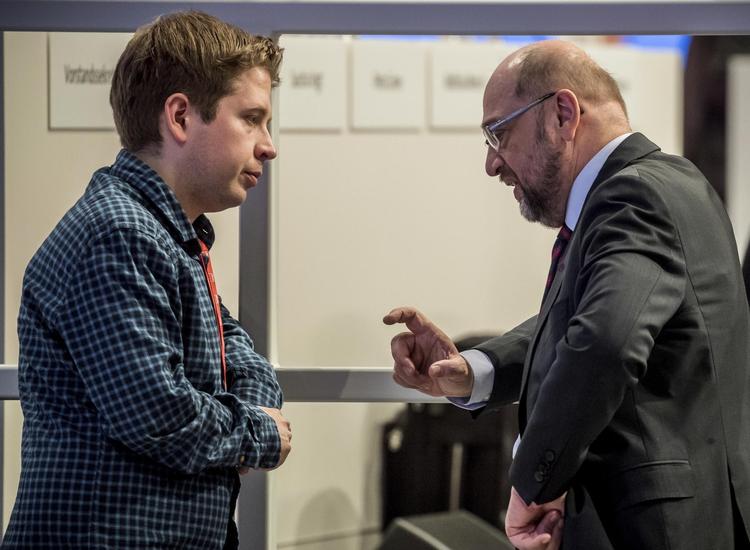 SPD’s formand, Martin Schulz, taler med Kevin Kühnert, formand for socialdemokraternes ungdomsorganisation, Jusos.  