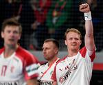 Anders Zachariassen - i selskab med Lasse Svan til venstre - hilser tribunen med en knytnæve. Måske en hilsen, der er tiltænkt forældrene og kæresten Kristina, der er taget til Kroatien for at følge ham.
   