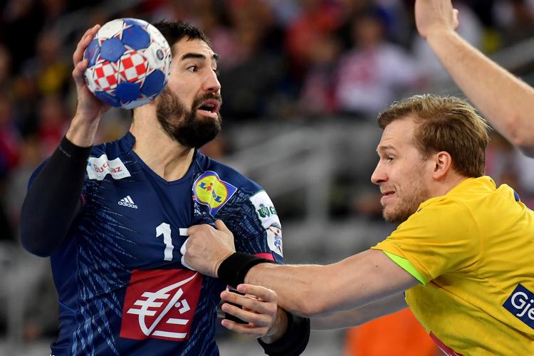 Frankrigs storspiller Nikola Karabatic (tv.) forsøger at spille bolden udenom Max Darj.
   
