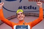 En glædestrålende Daryl Impey modtager hyldesten efter karrierens største triumf. Foto: Tour Down Under.  