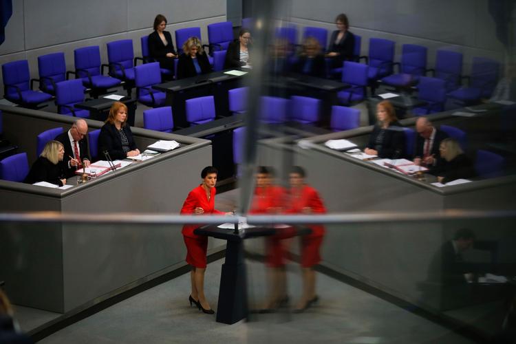 Sahra Wagenknecht fra Die Linke holder tale til det tyske parlament. Markus Schreiber/AP