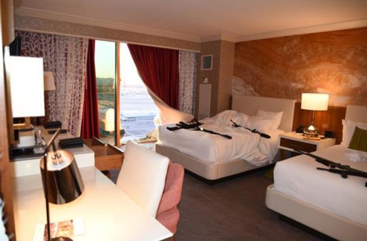 Efter tre måneders efterforskning da politiet i Las Vegas offentliggjort sin rapport. Her vises billeder fra hotelværelset, hvor Stephen Paddock skød og dræbte 58 personer for første gang. 
(Las Vegas Metropolitan Police Department via AP)
   