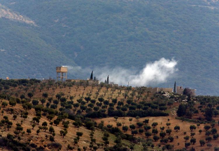 
    Masseslagsmålet. Da Tyrkiet i januar indledet en decideret offensiv mod kurdiske styrker inde i den syriske Afrin-enklave var det en ny optrapning af borgerkrigen og den udenlandske indblanding. Nu viser en alliance mellem kurdere og styret i damaskus, at det ikke er slut med overraskende vendinger i den syv år lange krig.
 Pitarakis Lefteris/AP